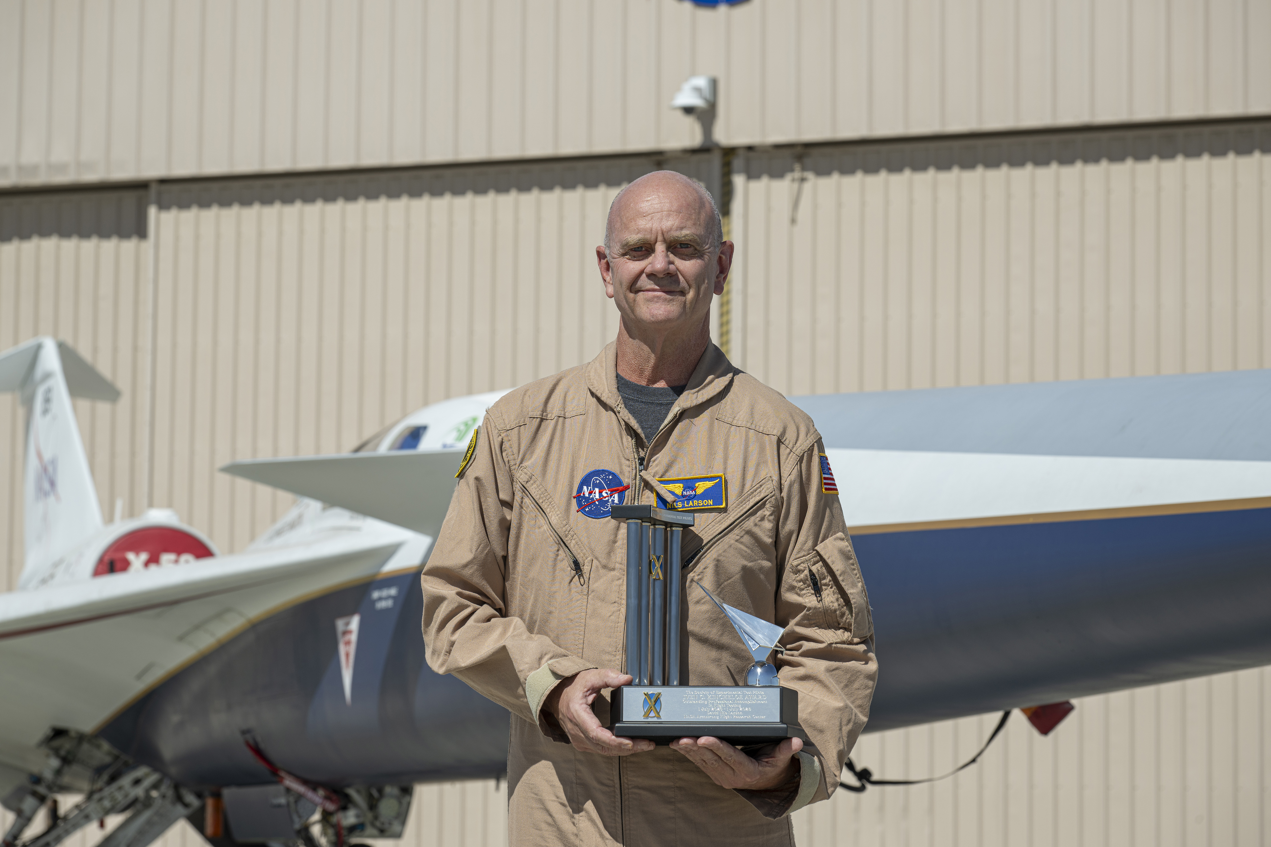 NASA X-59 Pilot Receives Top Test Pilot Award